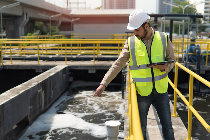 personal experto en tratamientos de aguas residuales